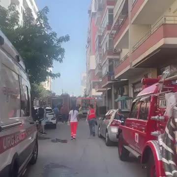 Zjarri përfshin parkingun e një pallati në Unazën e Re në Tiranë, digjen disa mjete