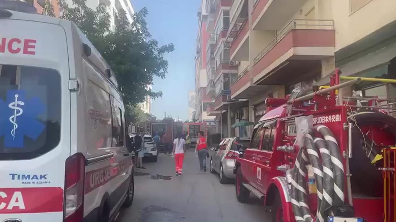 Zjarri përfshin parkingun e një pallati në Unazën e Re në Tiranë, digjen disa mjete