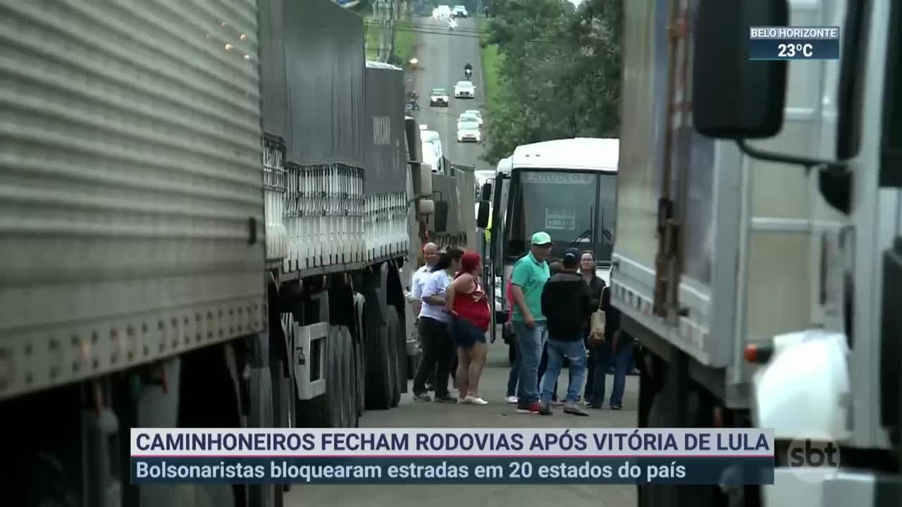 Caminhoneiros fecham rodovias após vitória de Lula | SBT Brasil