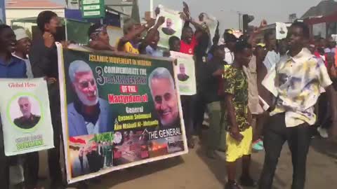 A group of Nigerian Shiites burned the US flag