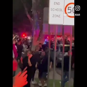 🇦🇺 Rainbow people show up to protest against prayer group but get pushed back!