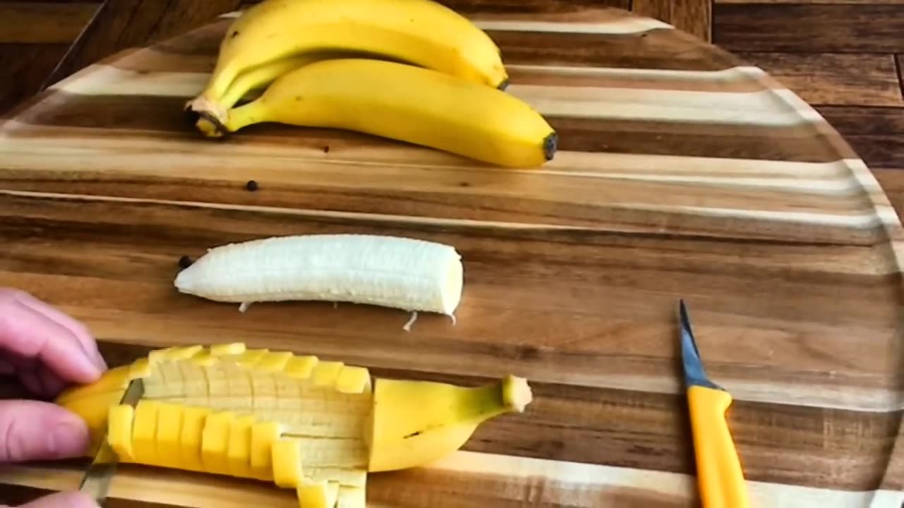 HOW TO QUICKLY CUT AND SERVE A BANANA DOLPHINS!!!!!