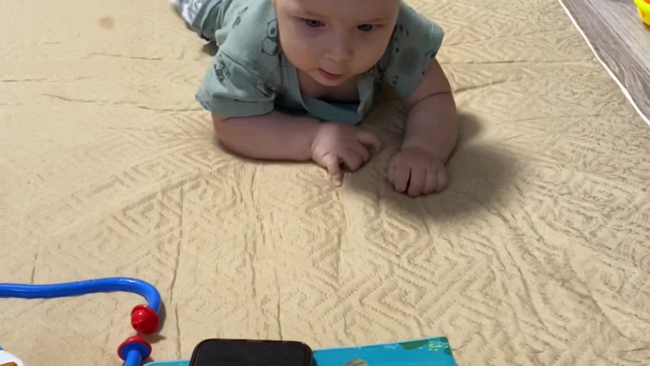 phone is the best motivation to learn to crawl😹