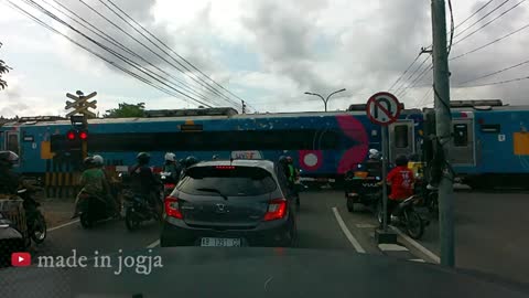 Indonesian Train, KAI melintas di ruas jalan HOS Cokroaminoto Yogyakarta