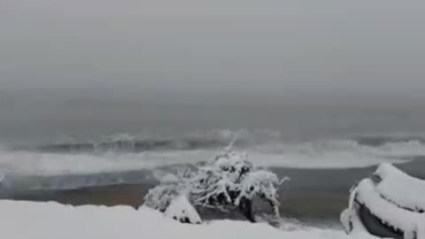 Редкая для Абхазии картина заснеженных пляжей