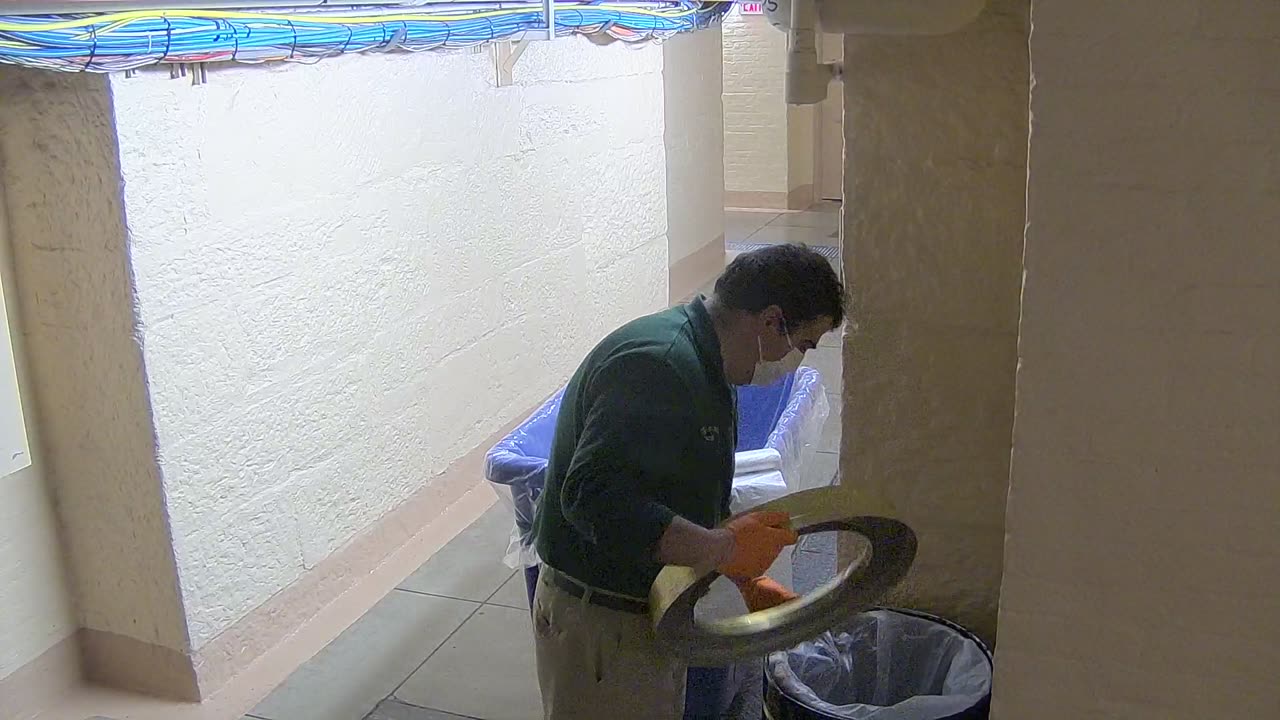 0013USCSBASB10Hallway_2021-01-05_04h00min02s113ms.mp4