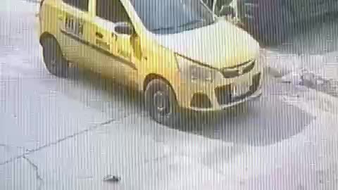 Taxista arrolla a pasajera