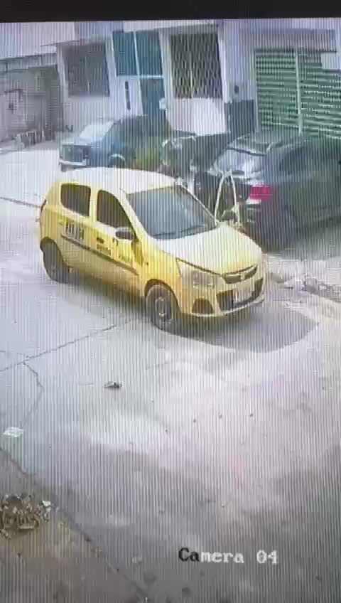 Taxista arrolla a pasajera