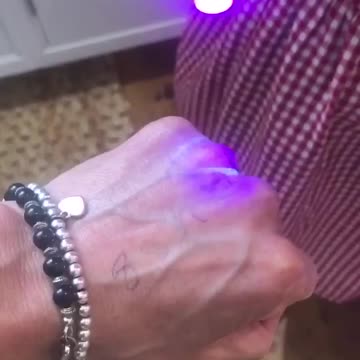 Con luz UV ultra violeta detectan vacunados 19-COV luciferasa bioluminiscencia