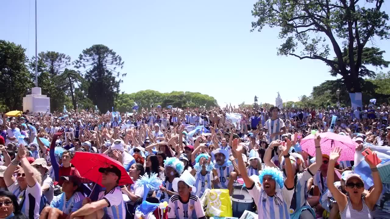 ALVAREZ IS A WORLD CUP WINNER! _ Argentinians react to World Cup win in Buenos Aires