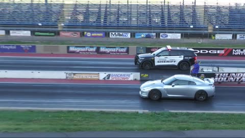 Nissan GT-R vs Police Car - drag race