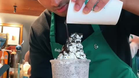 Oreo Cookie Frappuccino is a DELICIOUS drink at Starbucks!🔥