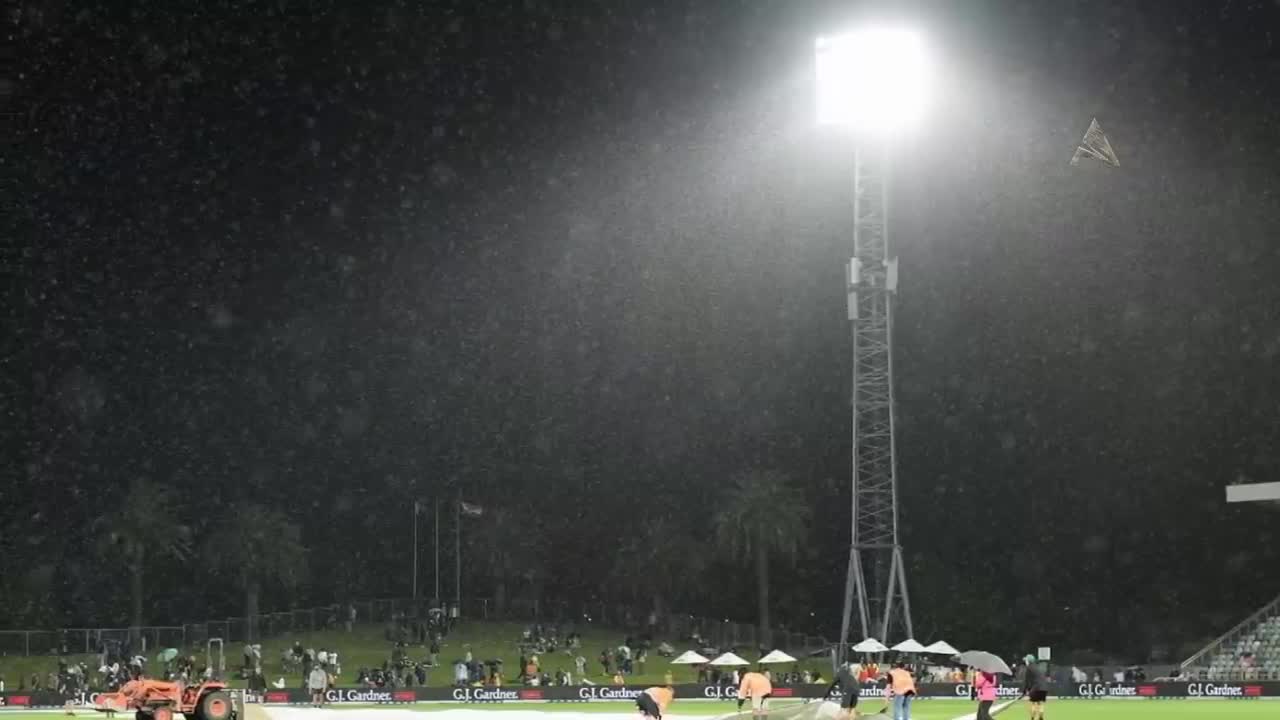 India vs New Zealand 3rd T20 match stopped due to rain _ Fans Fire to Rishabh Pant