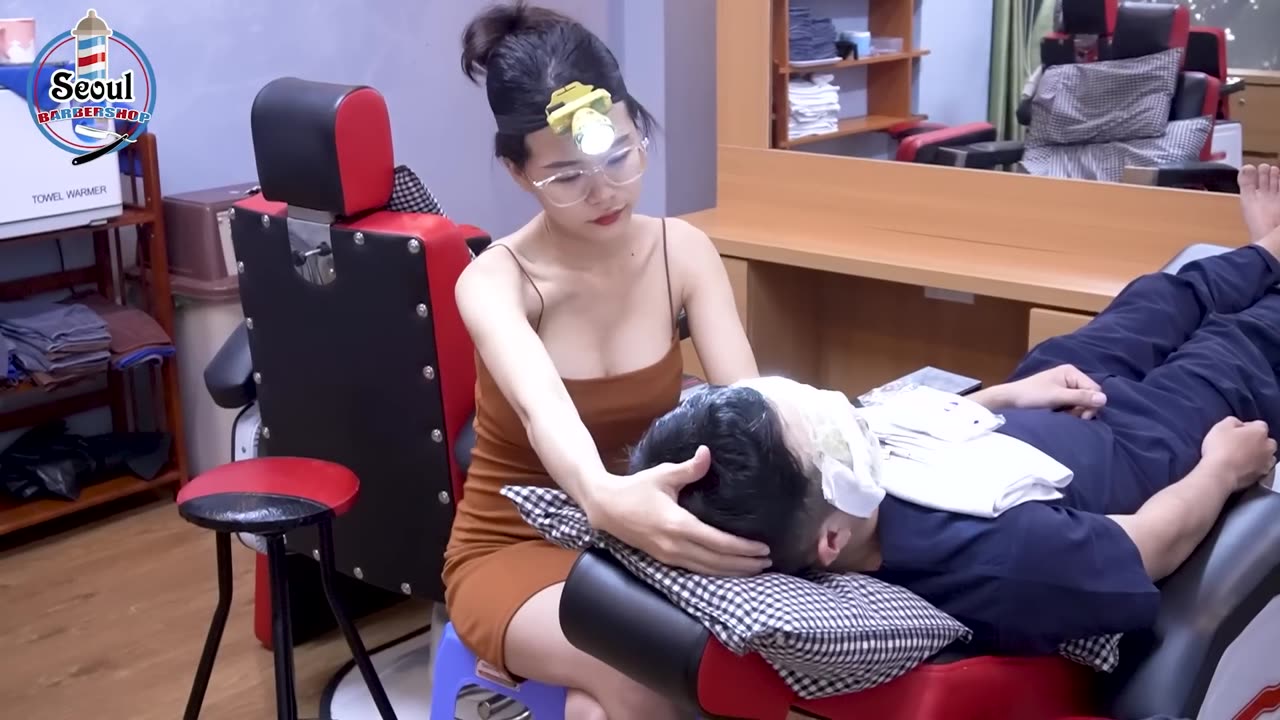 She is the best shoulder massager in Da Nang, Vietnam