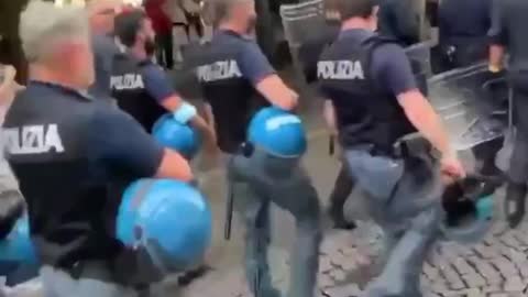 Police in Italy protesting with the people 🇮🇹💯