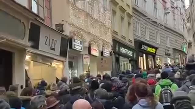 Austria: Sfidano il lockdown e in lingua austriaca cantano: LA GENTE COME NOI NON MOLLA MAI!