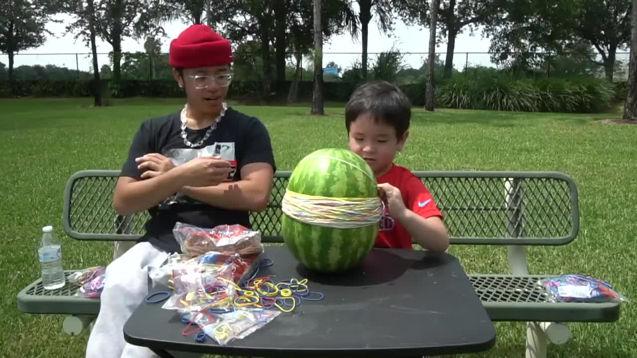 watermelon vs 500 rubber bands and it ended up being really funny