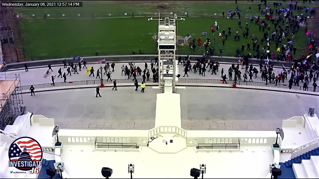 J6 12:59 PM Protestors first set foot on the West Plaza.