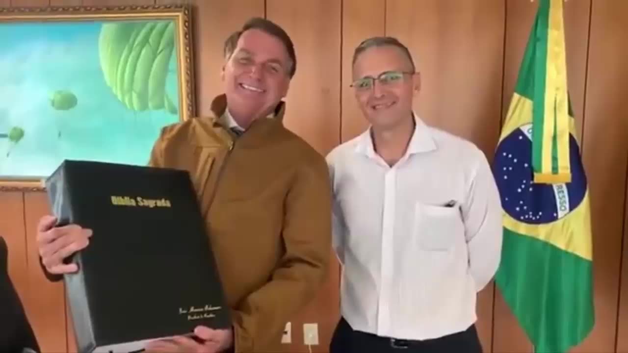 BOLSONARO GANHA BÍBLIA DE PRESENTE