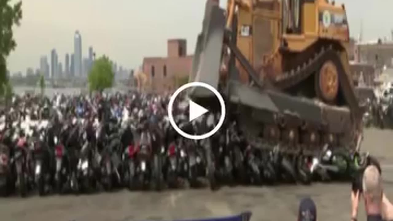 woww, the bulldozer destroys illegal motorcycles in New York