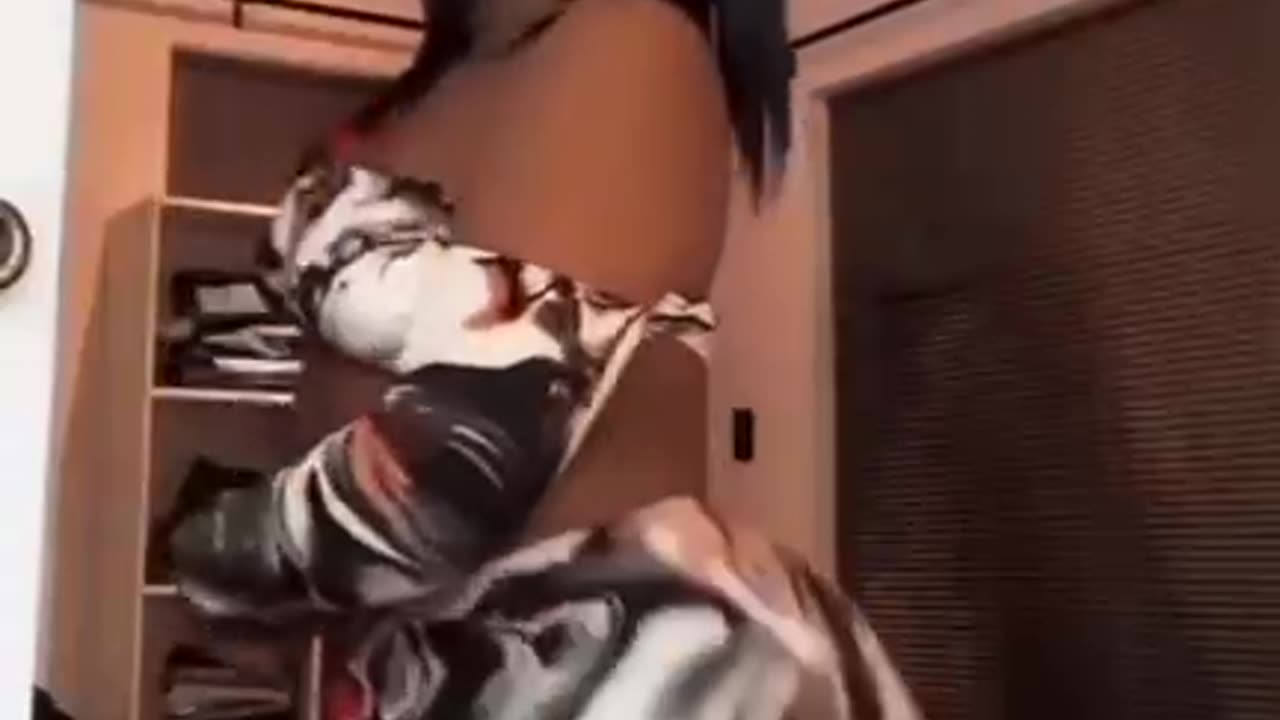 Undercover Cop make that Big Azz bounce.