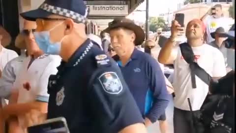 Australia malos policias respaldan al gobierno y dan la espalda a los ciudanos 19-COV