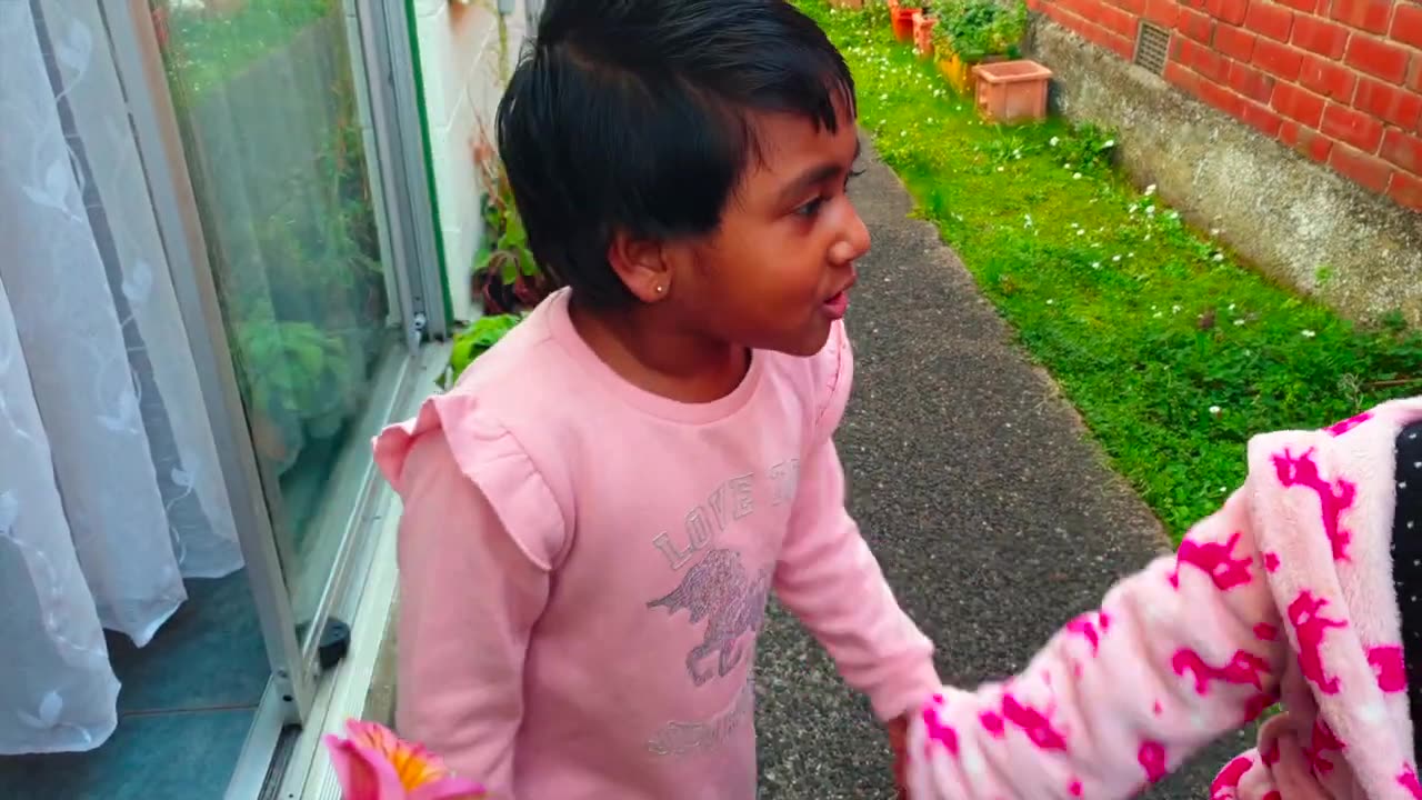 Prapti and Maryam | Two little kids playing together | Dunedin, New Zealand | Creative commons