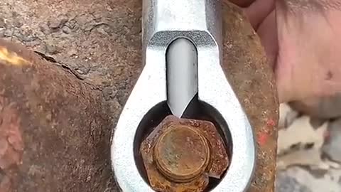 Separation nut breaker disassembly artifact screw nut splitting tool