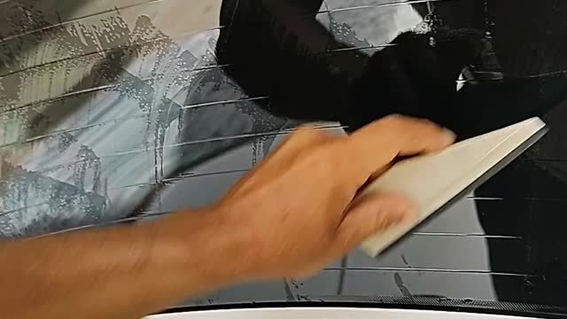 Tirando a película velha do vidro traseiro sem fica cola