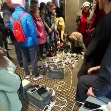 🇺🇦🔋📱Residents of Odessa charge phones in one of the supermarkets of the city