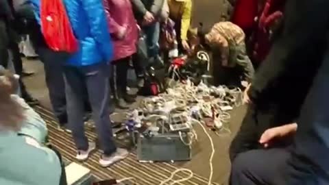 🇺🇦🔋📱Residents of Odessa charge phones in one of the supermarkets of the city