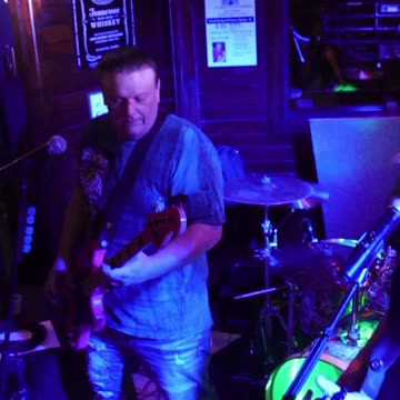 Doozey sings Better Than Ezra's song Good at Plank Road Pub.