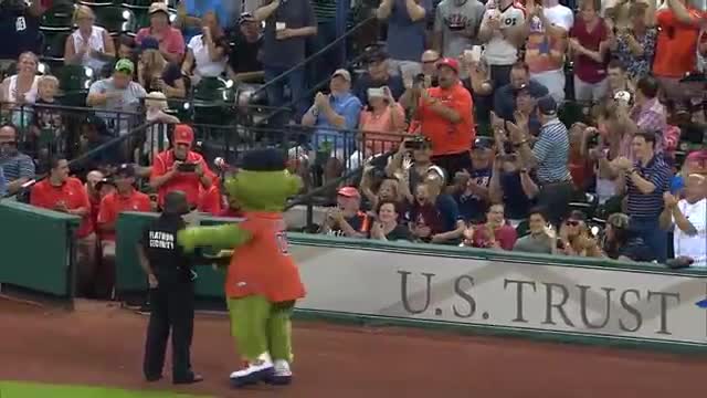 Mascot v.s. Security Dance Off