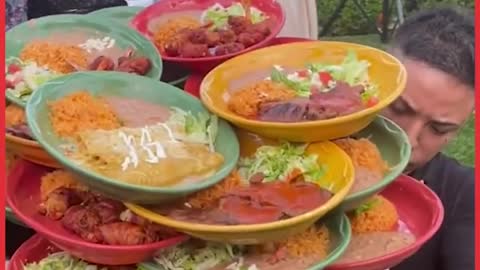 How does he manage to carry this and not drop anything?! 😳