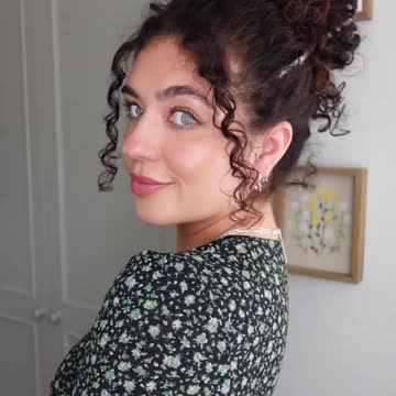 Messy bun hack for curls #curly #curlyhair #hair #curlygirl #hairtutorial #curls