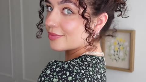 Messy bun hack for curls #curly #curlyhair #hair #curlygirl #hairtutorial #curls
