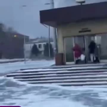 After the sound of explosions in the Dnieper, local residents are in a hurry to go down to the