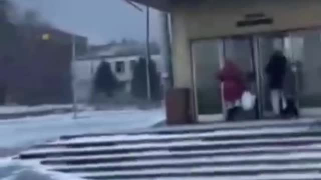 After the sound of explosions in the Dnieper, local residents are in a hurry to go down to the