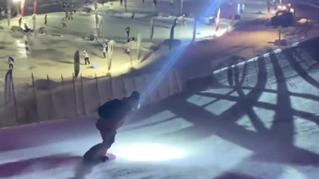 WHY DOES一SNOWBOARDING ATNIGHT FEEL SOSPOOKY