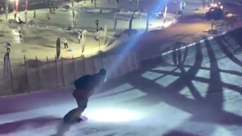 WHY DOES一SNOWBOARDING ATNIGHT FEEL SOSPOOKY