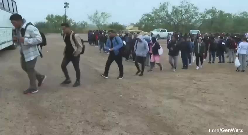 Eagle Pass TX: Border Patrol Escort Hundreds Across the Border