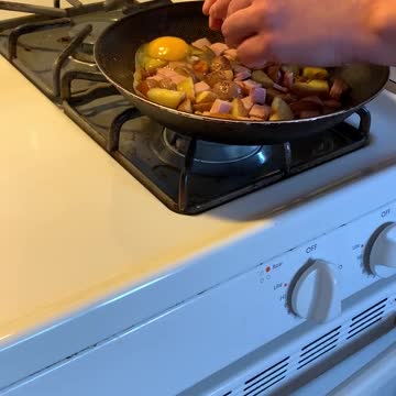 CRACKING EGGS IS SATISFYING!😬