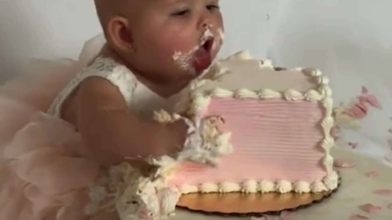 Watch: Young Girl Fully Indulges in Her Birthday Cake! 🎂🍰