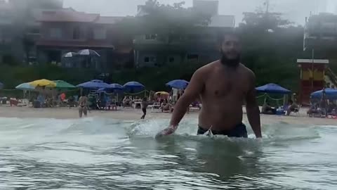 Curtindo uma tarde na praia de Quatro Ilhas, Bombinhas - SC | Som Ambiente