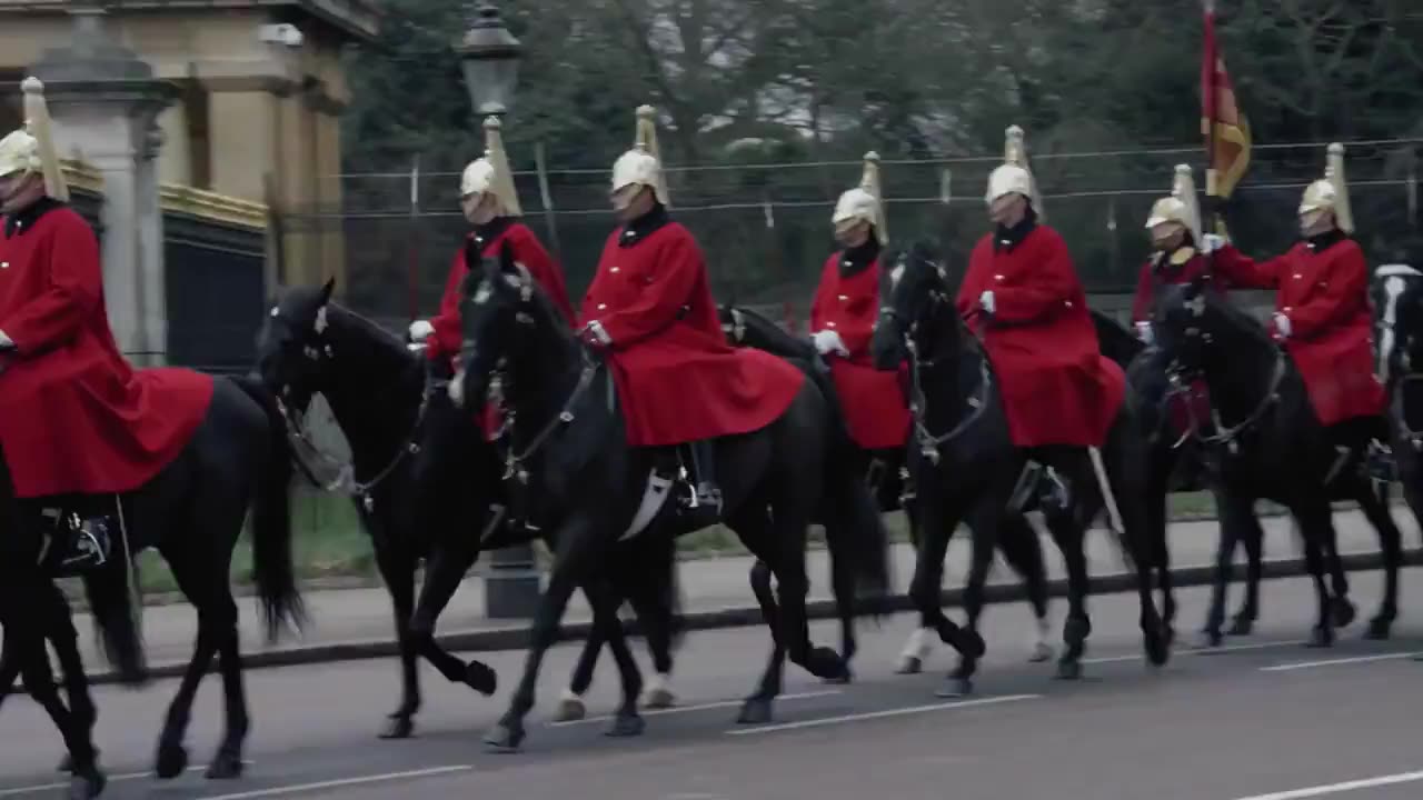 Naked Boy Flees Out of Buckingham Palace Window