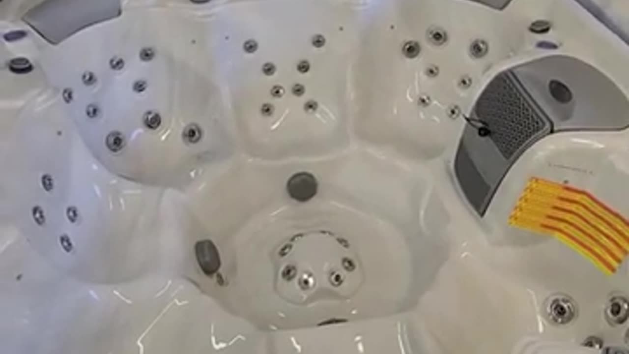 Libra Hot Tub from Wellis Spa | 7 Person Hot Tub Quick Overview