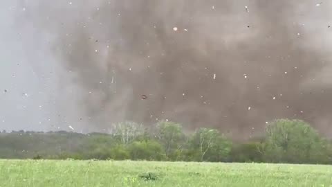 Violent tornado hits Westmoreland, Kansas