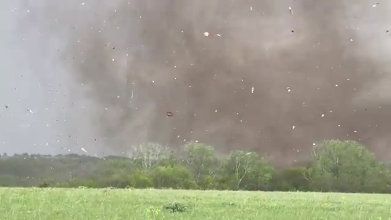 Violent tornado hits Westmoreland, Kansas