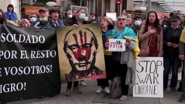 Javier Bardem protests outside Russian embassy