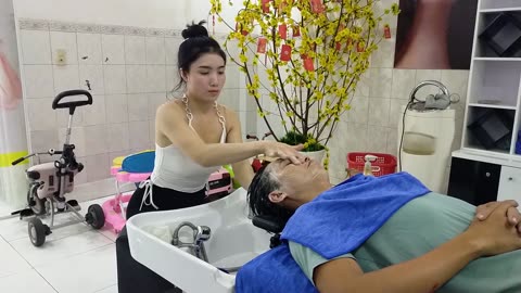 Relaxing shampoo service for men at Vietnamese barbershop